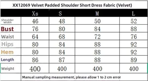 Größentabelle für ärmelloses Samt-Minikleid mit Schulterpolstern und genauen Maßen