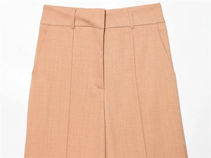 Détail du pantalon tailleur kaki à taille haute avec poches latérales et pli central marqué