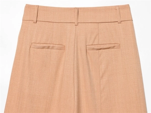 Vue détaillée du dos d'un pantalon habillé kaki avec poches passepoilées symétriques au dos