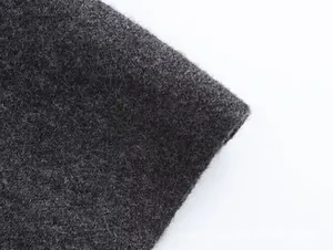 Vista macro de la tela gruesa de mezcla de lana gris oscuro y textura de punto detallada