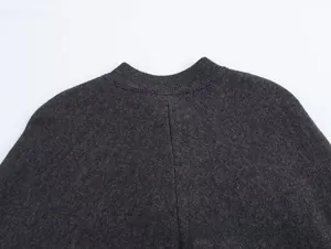 Detalle del cuello redondo acanalado en una chaqueta de punto gris carbón