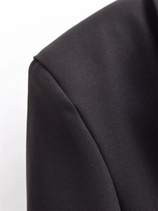 Κοντινό πλάνο στη ραφή του ώμου και το ύφασμα twill από ένα μαύρο μεσάτο σακάκι