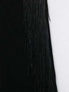 Vue détaillée des franges noires sur un tissu en sergé de qualité supérieure