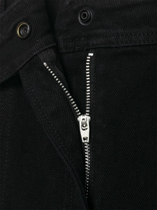 Vue détaillée du denim noir avec fermeture éclair en métal et double bouton-pression