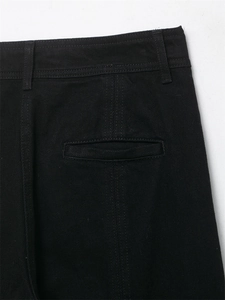 Détail de la taille et de la poche du pantalon droit noir en sergé avec franges