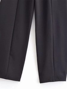 Λεπτομέρεια μαύρου παντελονιού slim fit με κεντρική τσάκιση και επαγγελματικό στρίφωμα