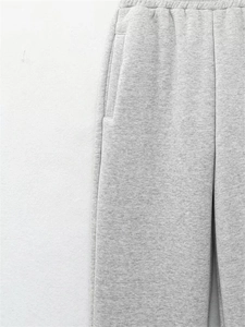 Détail du jogging gris chiné avec taille élastique et couture de la poche latérale