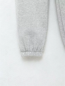 Détail du bord-côte élastique au bas d'un jogging gris chiné en coton épais et doux