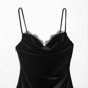 Damenkleid aus schwarzem Samt mit asymmetrischer Spitze und plissiertem V-Ausschnitt