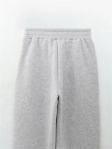 Détail du pantalon de jogging gris clair avec taille élastique et tissu en coton doux