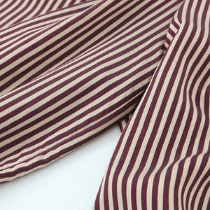 Senkrecht gestreifte Hose in Weinrot und Beige mit weichem fließendem Fall-Stoff
