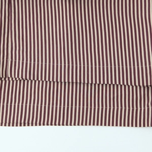 Gestreifte Hose mit Saum in klassischen burgunderfarbenen und beigen feinen Linien
