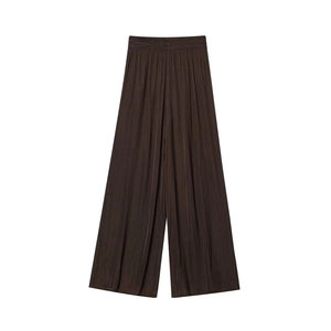 Gros plan du pantalon large marron foncé avec tissu plissé texturé et taille élastiquée
