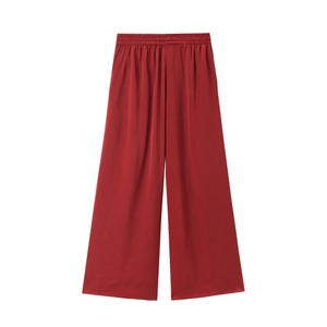 Détail du pantalon large rouge foncé avec taille plissée élastique et texture soyeuse