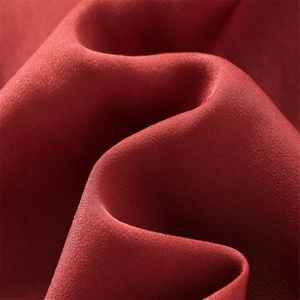 Macro de tissu satiné rouge de haute qualité avec une texture lisse et drapée