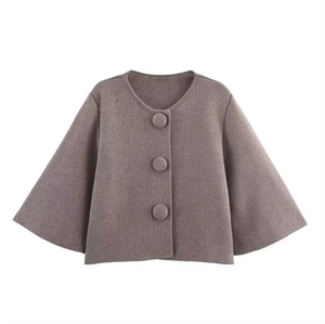 Cardigan en maille taupe avec grands boutons recouverts et manches évasées élégantes