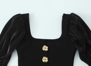 Détails du haut à col carré avec manches bouffantes en satin et boutons roses dorés