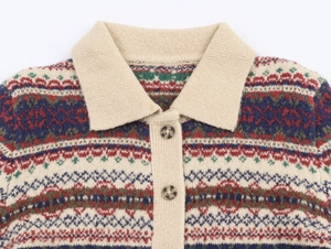 Details der Strickjacke mit geometrischem Jacquard und Knöpfen in Schildpattoptik