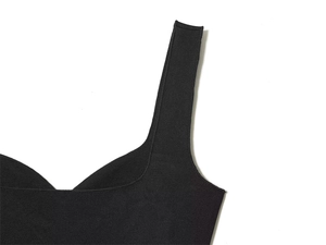 Détail d'une robe midi noire extensible avec bretelles fines et texture en maille fine