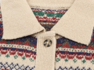 Detailansicht beige Strickjacke mit Fair-Isle-Muster, Kragen und Schildpatt-Knopf