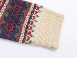 Details des mehrfarbigen Vintage-Jacquardmusters am Strickpullover mit Rippbündchen