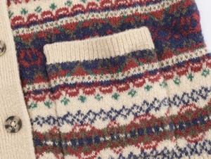 Details von Fair-Isle-Strickjacke mit Marmorknöpfen und gerippter Tasche