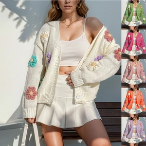 Gilet en maille à col en V avec des appliques florales en crochet 3D colorées et boutons
