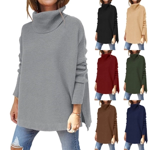 Detail der Rippstrick-Struktur am Rollkragen und Seitenschlitz des Oversize-Pullovers