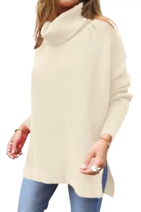 Detailansicht des Seitenschlitzes und des übergroßen Rippbündchens an diesem cremefarbenen Strickpullover