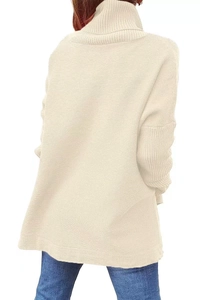 Nahaufnahme der dicken horizontalen Strickstruktur und des hohen Rollkragens am beigen Pullover