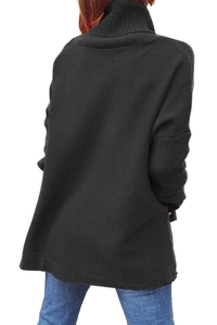 Rückansicht eines schwarzen Oversize-Rollkragenpullovers mit Rippbündchen und Seitenschlitzen