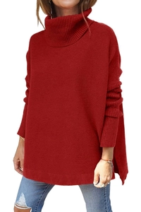 Detailaufnahme des tiefroten Rollkragenpullovers mit Saumschlitz und Strickstruktur