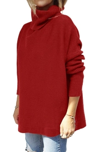 Detail eines roten Oversize-Rollkragenpullovers mit dicker Strickstruktur und Schlitzen