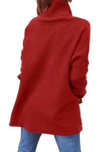 Rückansicht eines roten Oversize-Rollkragenpullovers mit feiner Strickstruktur und Stehkragen