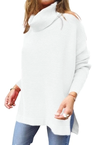 Detailaufnahme des weißen Rollkragenpullovers mit weicher Strickstruktur und hohem Kragen