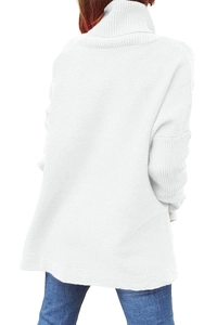 Detail-Rückansicht weißer Rollkragenpullover in Oversize-Passform mit Grobstrick