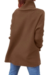 Detailansicht der Rückseite des braunen Oversized-Strickpullovers mit Rollkragen-Details