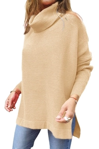 Detailaufnahme vom beigen Oversize-Rollkragenpullover mit Seitenschlitzen und Rippstrick
