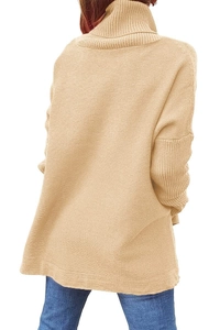 Rückansicht eines beigen Oversized-Rollkragenpullovers mit Rippbündchen am Saum