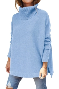 Detailansicht des hellblauen Rollkragenpullovers mit Fledermausärmeln und Rippstrickbündchen