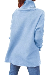 Detailansicht eines hellblauen Rollkragenpullovers mit Strickstruktur und Fledermausärmeln