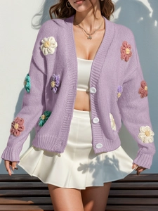 Détail du gilet lilas à col en V avec fleurs en crochet 3D et gros boutons blancs élégants