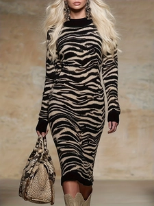 Elegante abito midi in maglia zebrata con collo alto e maniche lunghe da donna
