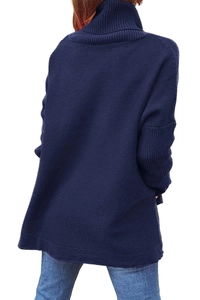 Detailansicht eines dunkelblauen Oversized-Rollkragenpullovers mit Rippstrick-Bündchen