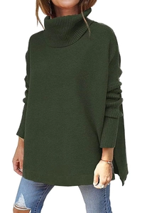 Detailansicht des Seitenschlitzes und des strukturierten Strickstoffs am grünen Rollkragenpullover
