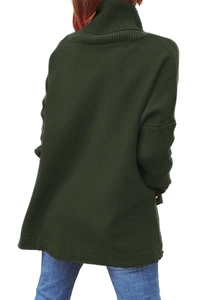 Detail eines dunkelgrünen Oversize-Rollkragenpullovers mit Schlitz und grober Strickstruktur