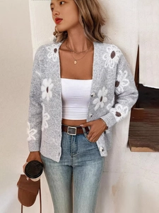 Cardigan chic en maille grise avec motifs floraux blancs et boutons argentés