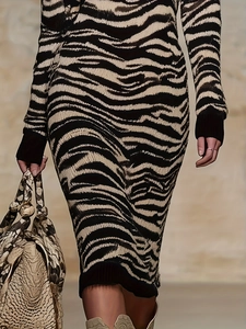 Abito in maglia aderente con classico motivo zebrato bianco e nero a maniche lunghe da donna