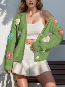 Gilet en tricot vert avec fleurs crochetées en 3D et grands boutons blancs