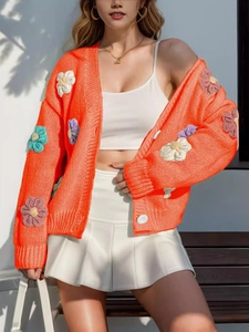 Gilet en maille orange vif oversize orné d'applications de fleurs brodées en relief 3D